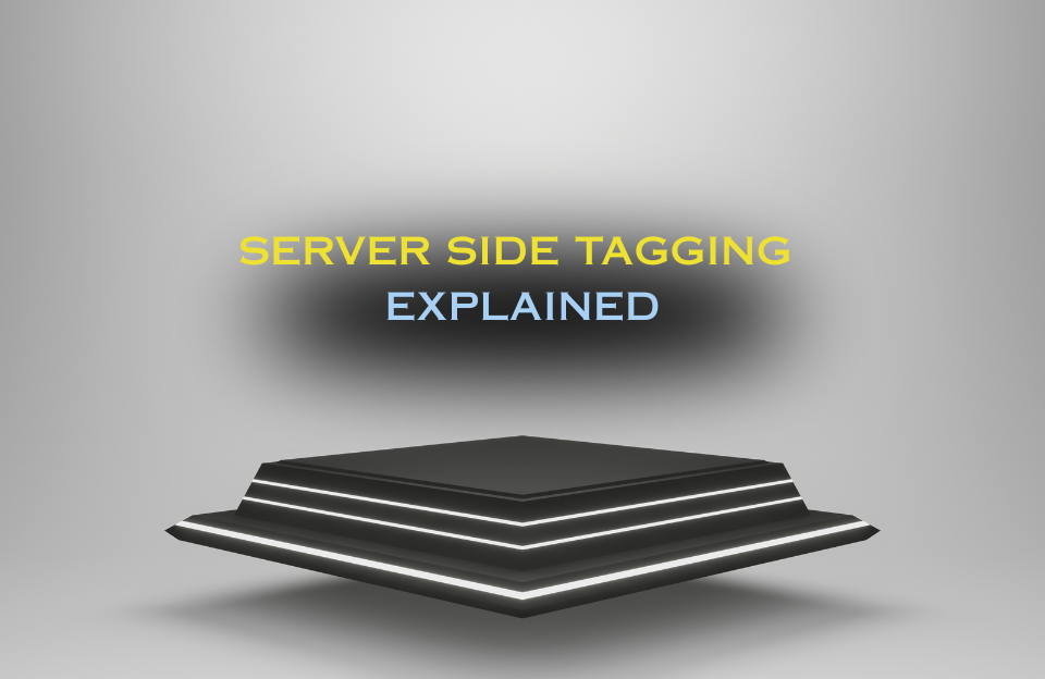 3D podium met de tekst 'Server Side Tagging Explained' in geel en blauw, moderne banner voor uitleg over server-side tagging